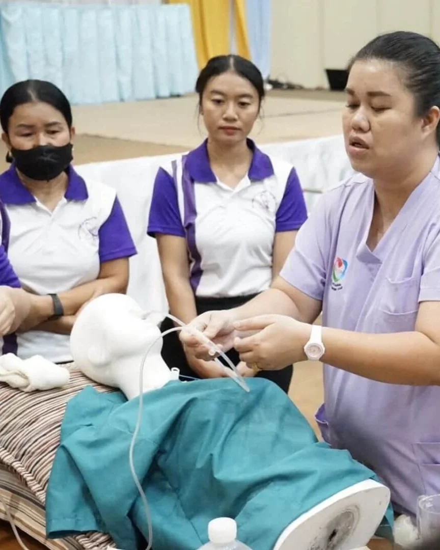 คุณวิภาดา แก้วประเสริฐ กำลังฝึกสอนผู้เข้าฝึกอบรมการดูแลผู้สูงอายุ