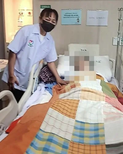คนดูแลผู้สูงอายุกับผู้สูงอายุที่ป่วยในโรงพยาบาล