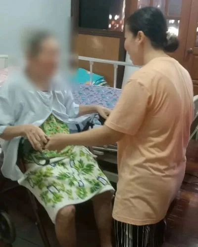 ผู้ดูแลผู้สูงอายุกำลังช่วยคุณยายทำกายภาพบำบัด