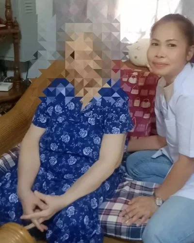 คนดูแลผู้สูงอายุคอยอยู่ดูแลและเป็นเพื่อน