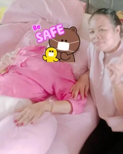 คนดูแลผู้สูงวัยคอยอยู่ข้างเตียงคอยดูแลใกล้ชิด