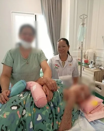 คนดูแลผู้สูงอายุแบบติดเตียงกำลังพลิกตัวผู้สูงอายุ