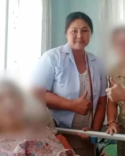 คนดูแลผู้สูงอายุกับผู้สูงอายุติดเตียง