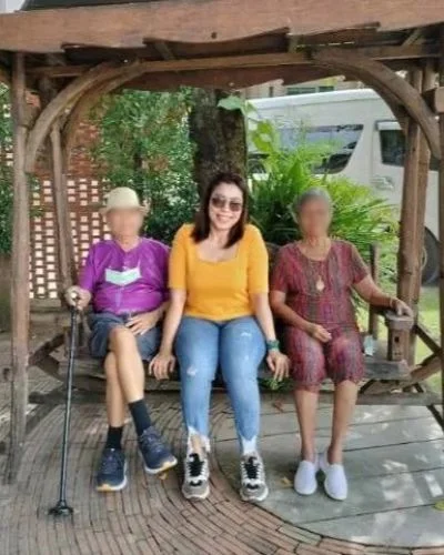 ผู้ดูแลผู้สูงอายุพาคุณตาและคุณยายไปออกกำลังกาย
