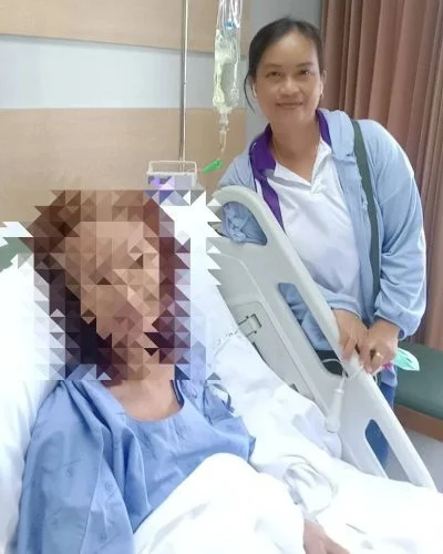 ผู้ดูแลผู้สูงอายุกำลังเฝ้าไข้ผู้สูงอายุที่ป่วยระยะพักฟื้น