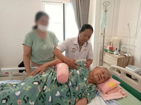 คนดูแลผู้สูงอายุติดเตียงและระยะพักฟื้น