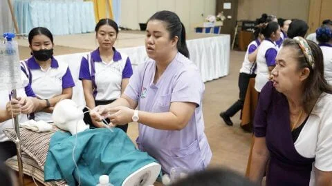 คุณวิภาดา แก้วประเสริฐ กำลังฝึกสอนผู้เข้าฝึกอบรมการดูแลผู้สูงอายุ